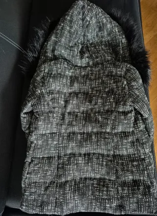 Abrigo con capucha y pelo