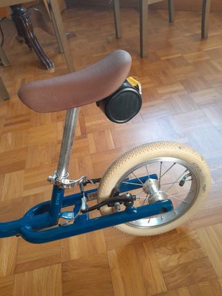 Bicicleta sin pedales azul