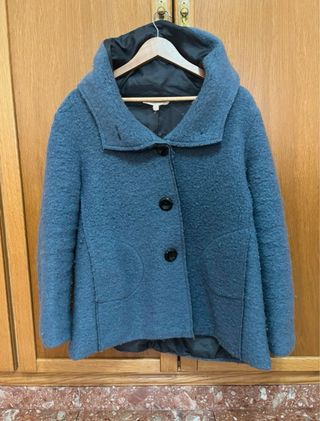 Abrigo azul con cuello