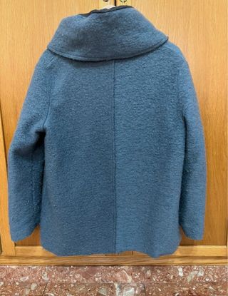 Abrigo azul con cuello