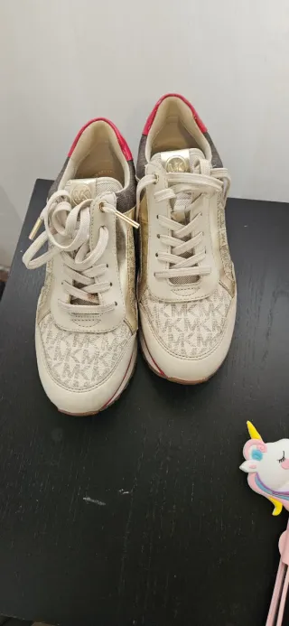 Zapatillas Michael Kors Beige y Doradas