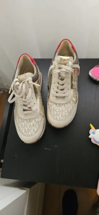 Zapatillas Michael Kors Beige y Doradas