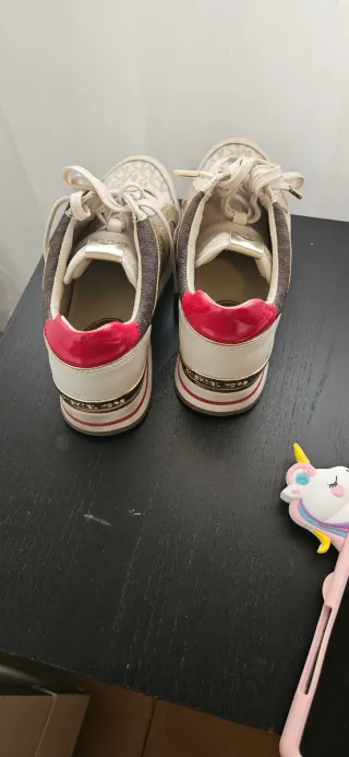 Zapatillas Michael Kors Beige y Doradas