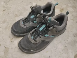 Calzado senderismo Quechua gris y turquesa