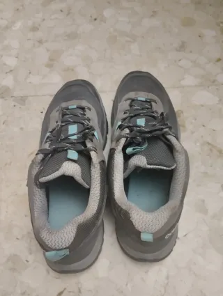 Calzado senderismo Quechua gris y turquesa