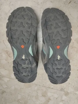 Calzado senderismo Quechua gris y turquesa