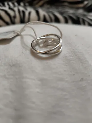Anillo entrelazado plateado