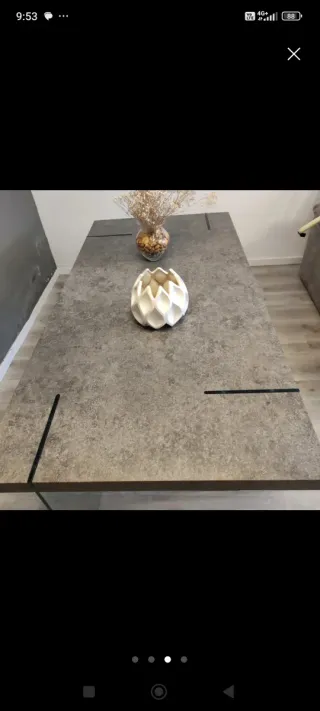Mesa de comedor moderna con patas de cristal