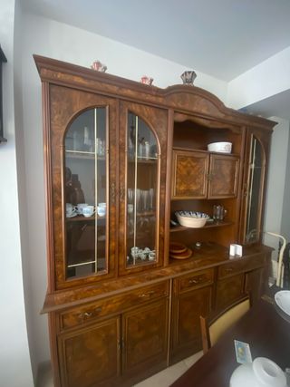 Aparador de madera con vitrina