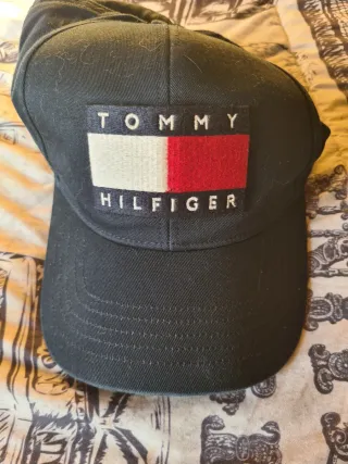 Gorra Tommy Hilfiger Vintage Negra y Roja