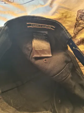 Gorra Tommy Hilfiger Vintage Negra y Roja