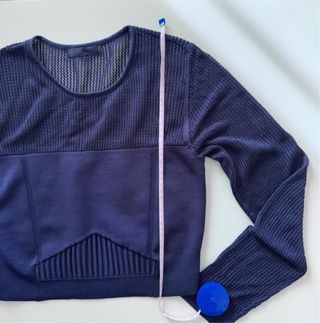 Suéter corto GUESS manga larga