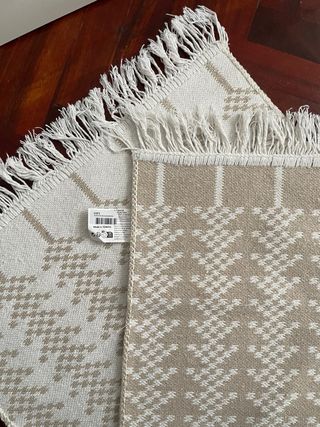 Alfombra reversible beige y blanco 50x80 cm