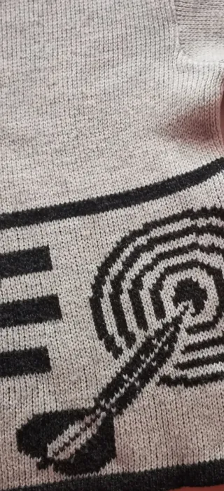 Jersey de lana para hombre con cuello en pico.