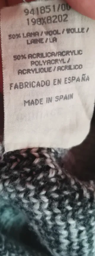 Jersey de lana para hombre con cuello en pico.