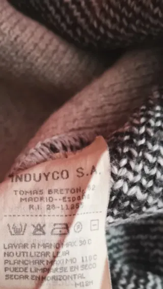 Jersey de lana para hombre con cuello en pico.