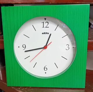 Reloj de pared verde marca SARS