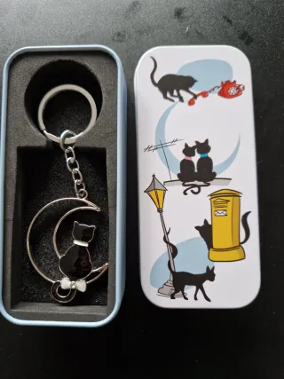 Llavero gato luna esmaltado