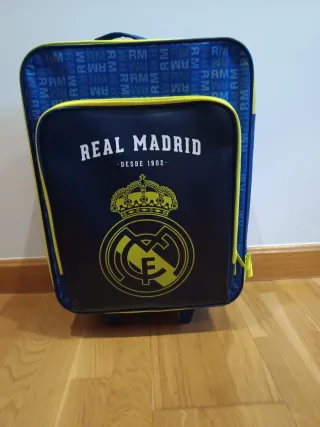 Maleta Real Madrid color Azul. Usada una sola vez