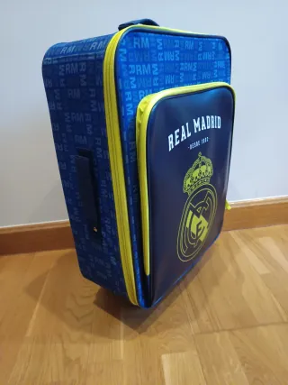 Maleta Real Madrid color Azul. Usada una sola vez