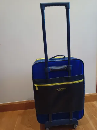 Maleta Real Madrid color Azul. Usada una sola vez