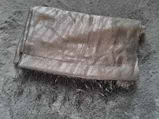 Sciarpa elegante in tessuto luminoso con frange