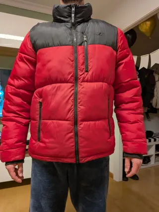 Chaqueta Hollister acolchada roja y negra