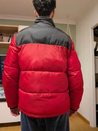 Chaqueta Hollister acolchada roja y negra