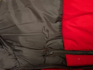 Chaqueta Hollister acolchada roja y negra