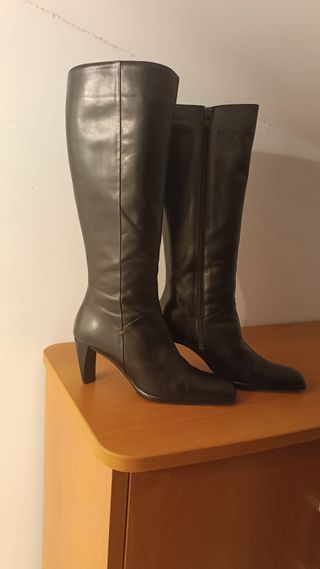 Botas altas de piel negras
