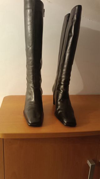 Botas altas de piel negras