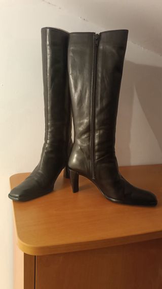 Botas altas de piel negras