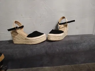 Plataformas sin usar beige y negro