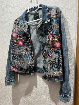 Cazadora Desigual con bordados florales