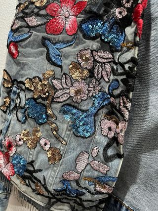 Cazadora Desigual con bordados florales