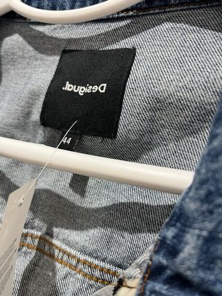 Cazadora Desigual con bordados florales