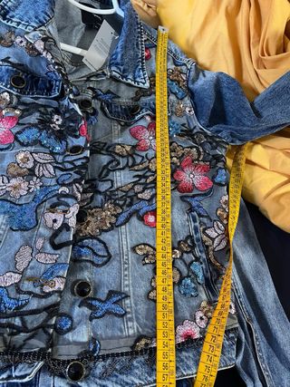 Cazadora Desigual con bordados florales
