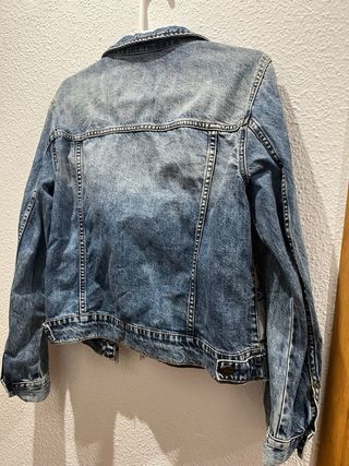 Cazadora Desigual con bordados florales