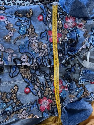 Cazadora Desigual con bordados florales