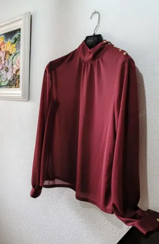 Blusa Talla 44-42 Roja cereza Botones Dorados