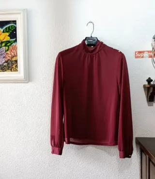 Blusa Talla 44-42 Roja cereza Botones Dorados