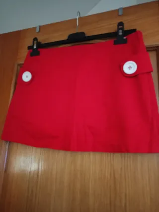 Falda roja con botones blancos