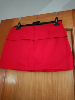 Falda roja con botones blancos
