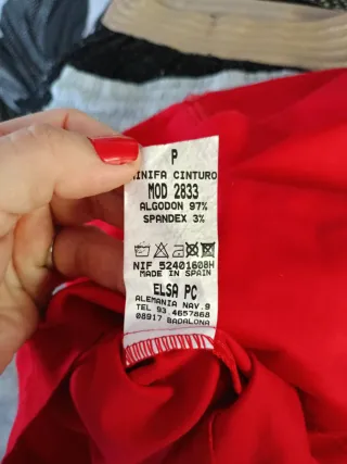 Falda roja con botones blancos