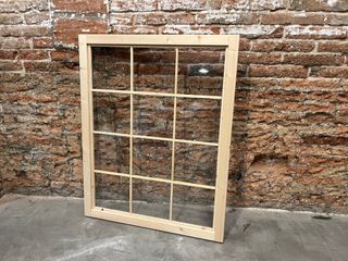 Ventana de madera utilizable para simular una vent