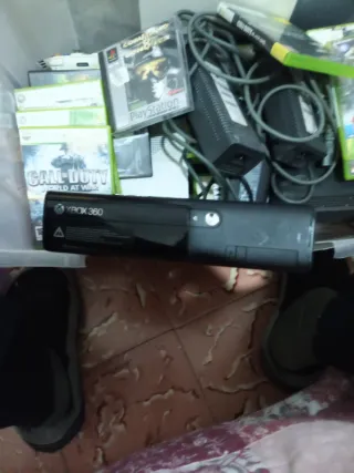 Console Xbox 360 e Xbox One con vari giochi per PlayStation 1 e Xbox