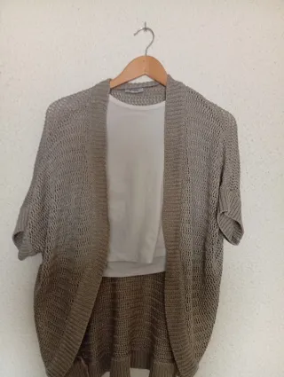 Camisa de punto beige y camiseta blanca