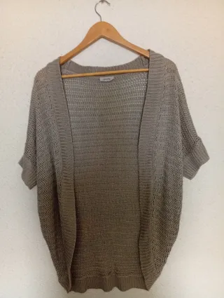 Camisa de punto beige y camiseta blanca