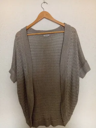 Camisa de punto beige y camiseta blanca