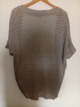 Camisa de punto beige y camiseta blanca